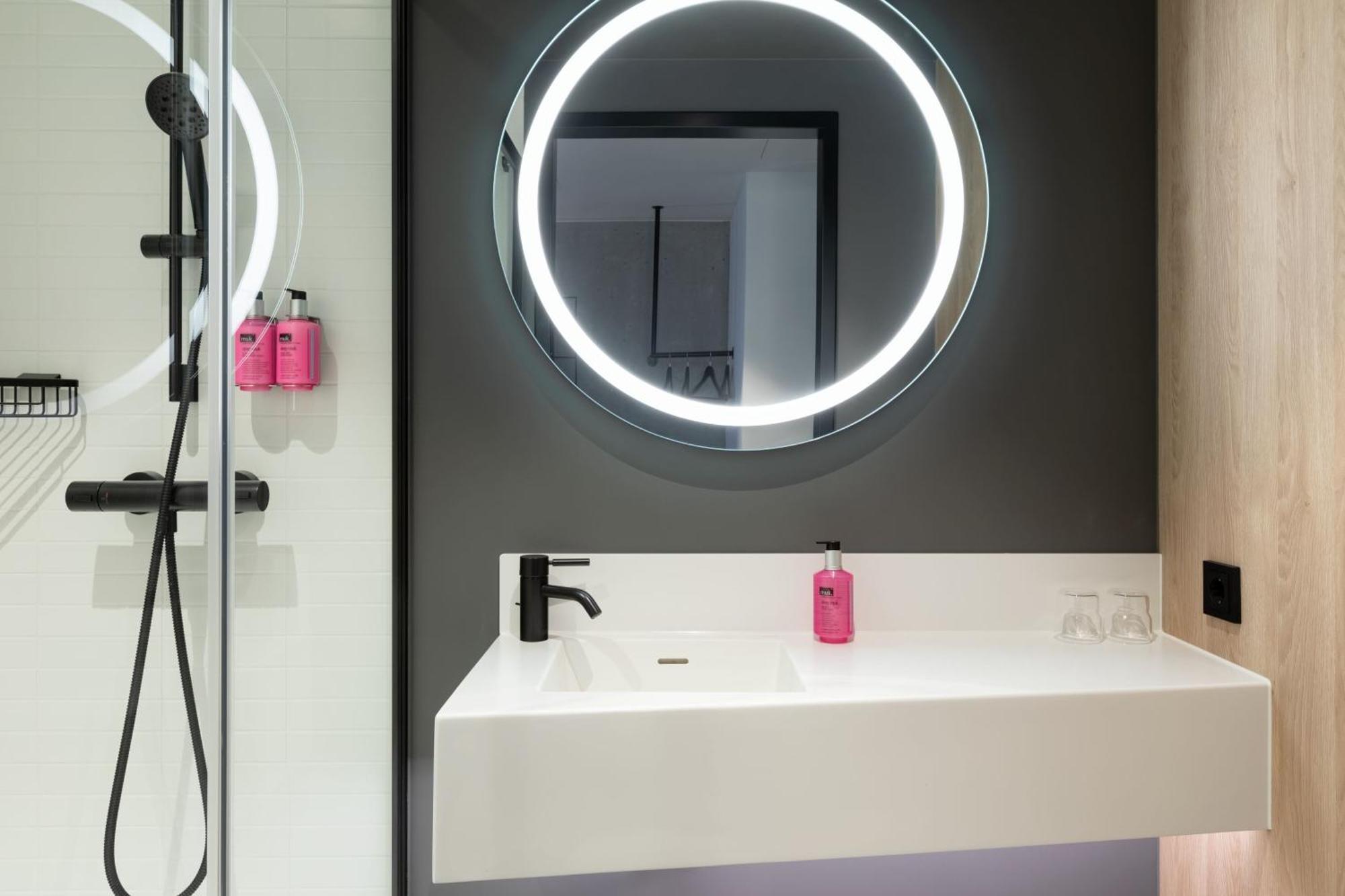 Moxy Outletcity Metzingen Мецинген Екстериор снимка