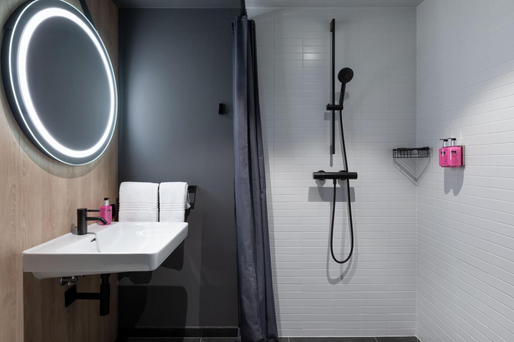 Moxy Outletcity Metzingen Мецинген Екстериор снимка