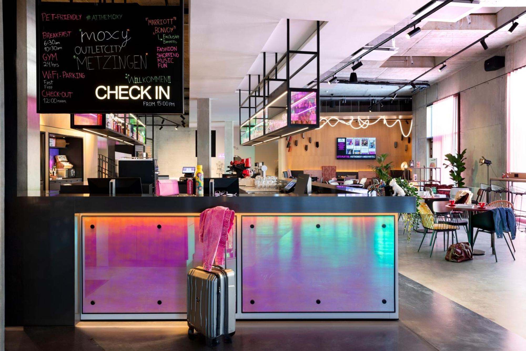 Moxy Outletcity Metzingen Мецинген Екстериор снимка